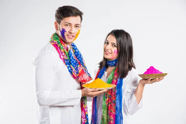 Geleneksel Giyimli Genç Hintli Çift Ellerinde Renkli Tabaklar Şekerlerle Beyaz — Stok fotoğraf