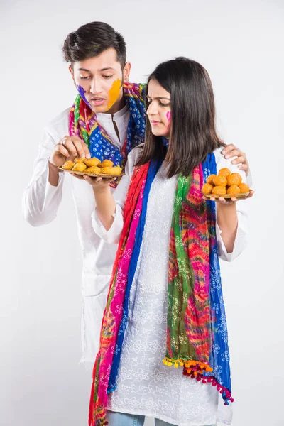 Pareja India Joven Ropa Tradicional Con Caras Pintadas Sosteniendo Platos —  Fotos de Stock