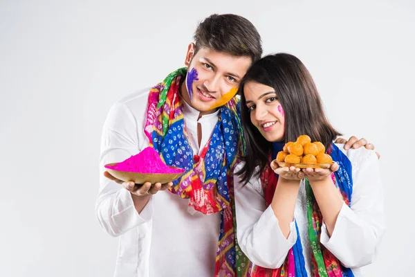 Pasangan Muda India Dalam Pakaian Tradisional Dengan Wajah Dicat Memegang Stok Gambar
