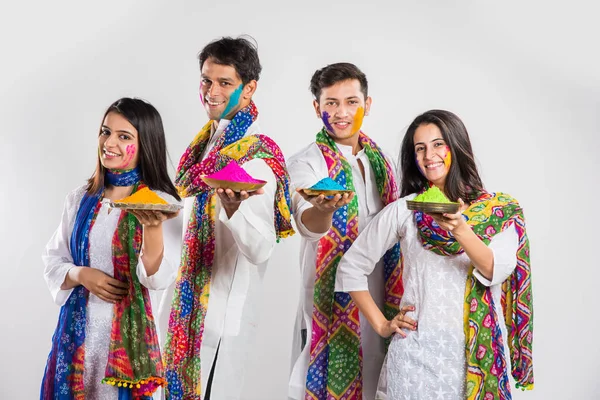 Gente india celebrando holi o jugando holi colores — Foto de Stock