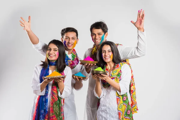 Gente india celebrando holi o jugando holi colores — Foto de Stock