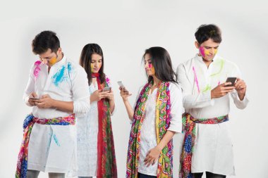 bayram kutlama veya holi renkler oynayan Hintli insanlar