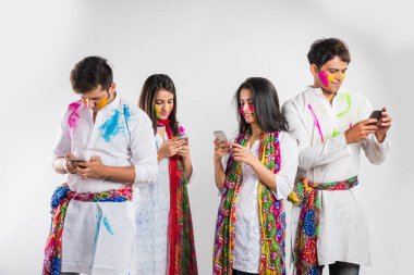 bayram kutlama veya holi renkler oynayan Hintli insanlar