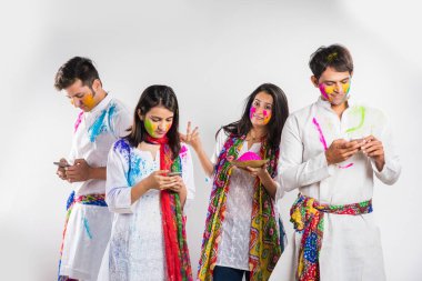 bayram kutlama veya holi renkler oynayan Hintli insanlar