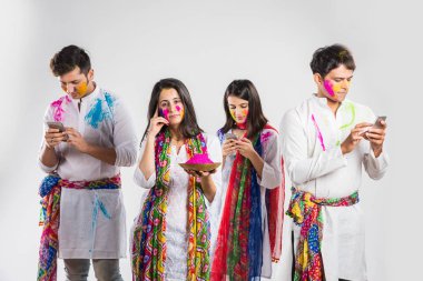 bayram kutlama veya holi renkler oynayan Hintli insanlar