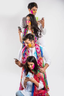 bayram kutlama veya holi renkler oynayan Hintli insanlar