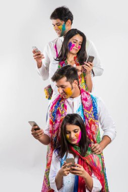 bayram kutlama veya holi renkler oynayan Hintli insanlar