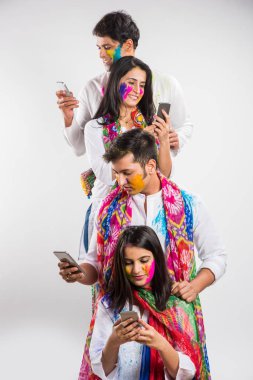 bayram kutlama veya holi renkler oynayan Hintli insanlar