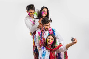 bayram kutlama veya holi renkler oynayan Hintli insanlar