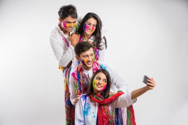 bayram kutlama veya holi renkler oynayan Hintli insanlar