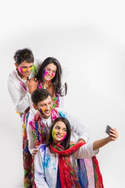 bayram kutlama veya holi renkler oynayan Hintli insanlar