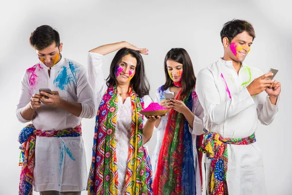 Индийцы празднуют холи или играют в цвета холи — стоковое фото
