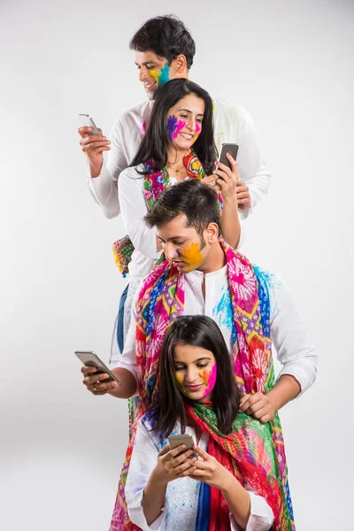 Peuple indien célébrant holi ou jouant des couleurs holi — Photo