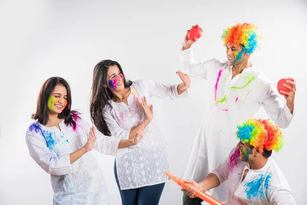 Indianer feiern Holi oder spielen Holi-Farben — Stockfoto