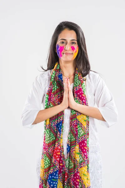 Holi Adlı Hint Festivalindeki Hintli Güzel Genç Kadın Beyaz Arka — Stok fotoğraf