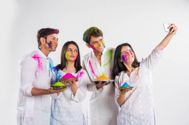 bayram kutlama veya holi renkler oynayan Hintli insanlar