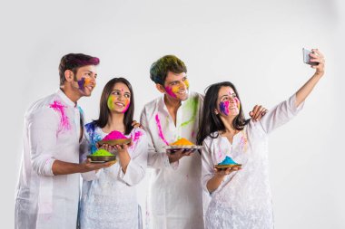 bayram kutlama veya holi renkler oynayan Hintli insanlar