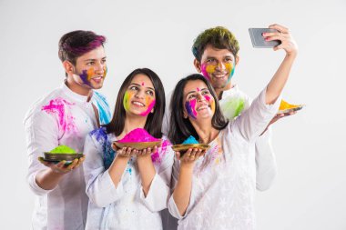 bayram kutlama veya holi renkler oynayan Hintli insanlar