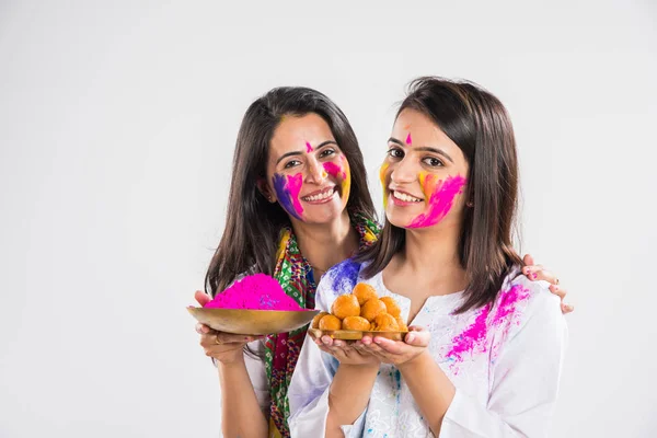Dos Hermosas Chicas Indias Celebrando Festival Holi Con Cara Coloreada —  Fotos de Stock