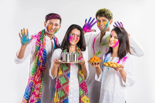 Gente india celebrando holi o jugando holi colores — Foto de Stock