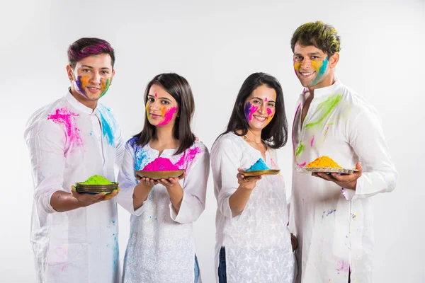 Gente india celebrando holi o jugando holi colores — Foto de Stock