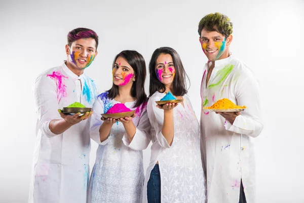Gente india celebrando holi o jugando holi colores — Foto de Stock