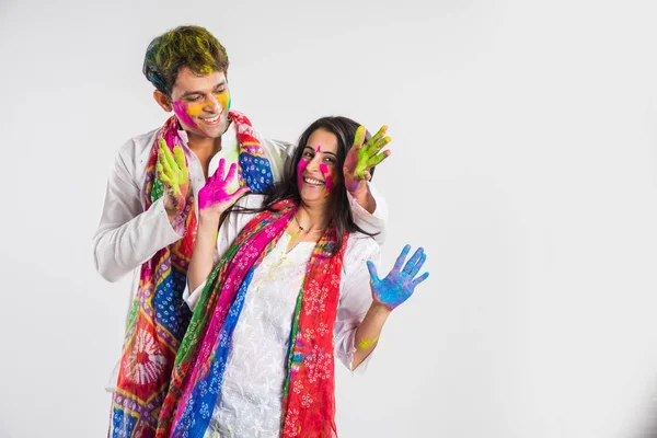 Casal Indiano Brincando Com Cores Festival Holi Isolado Sobre Fundo — Fotografia de Stock