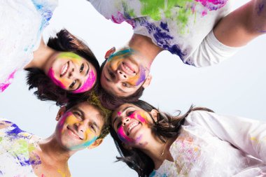 bayram kutlama veya holi renkler oynayan Hintli insanlar