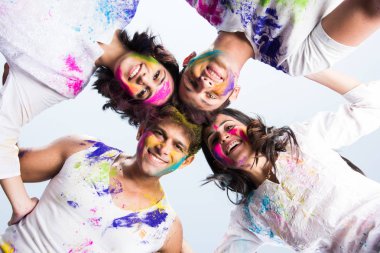 bayram kutlama veya holi renkler oynayan Hintli insanlar