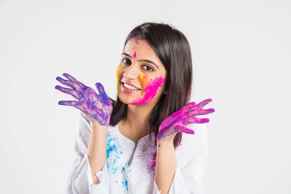 Bela Indiana Jovem Celebrando Holi Festival Isolado Sobre Fundo Branco — Fotografia de Stock