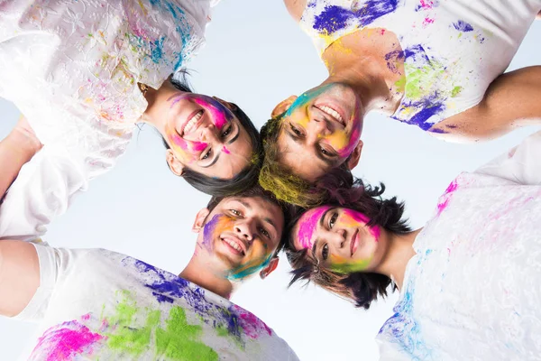 Peuple indien célébrant holi ou jouant des couleurs holi — Photo