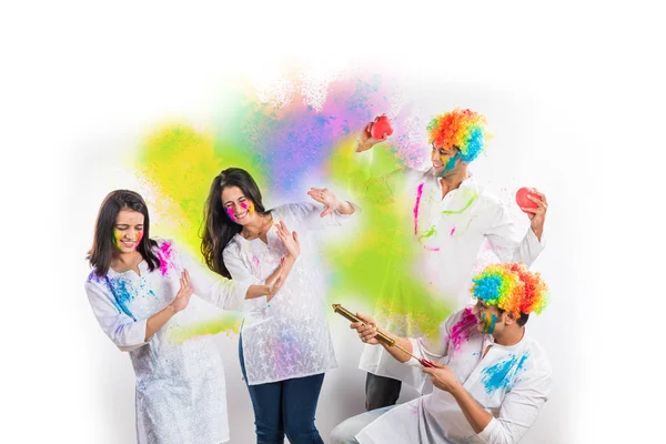 Peuple indien célébrant holi ou jouant des couleurs holi — Photo