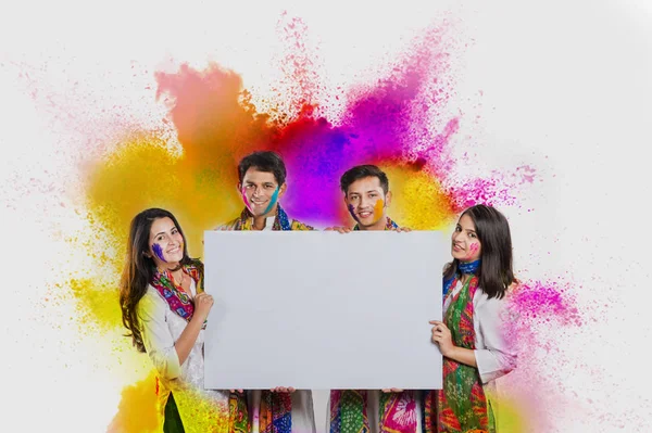 Indianer feiern Holi oder spielen Holi-Farben — Stockfoto