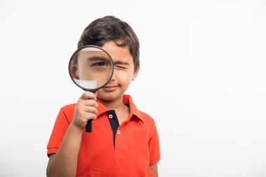 Holding ve Büyüteç büyük bir göz ve bir gözü kapalı gösteren seyir Hint okul çocuk