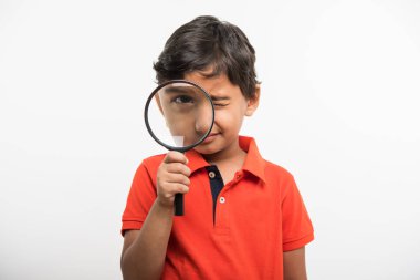 Holding ve Büyüteç büyük bir göz ve bir gözü kapalı gösteren seyir Hint okul çocuk