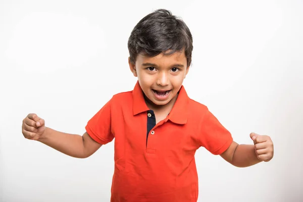 Niedliche kleine indische Junge zeigt Haltung — Stockfoto