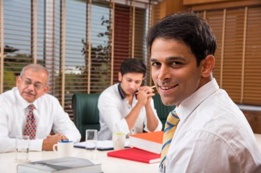 Ofiste çalışan Hintli iş adamları dizüstü bilgisayarlar, kağıtlar, toplantılar, sunumlar ve tartışmalar, iş konsepti