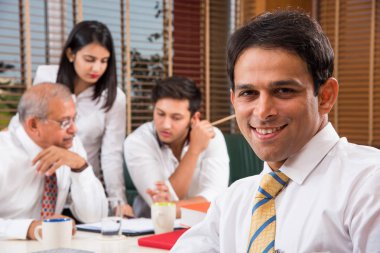 Ofiste çalışan Hintli iş adamları dizüstü bilgisayarlar, kağıtlar, toplantılar, sunumlar ve tartışmalar, iş konsepti