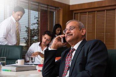 Ofiste çalışan Hintli iş adamları dizüstü bilgisayarlar, kağıtlar, toplantılar, sunumlar ve tartışmalar, iş konsepti