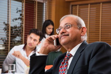 Ofiste çalışan Hintli iş adamları dizüstü bilgisayarlar, kağıtlar, toplantılar, sunumlar ve tartışmalar, iş konsepti