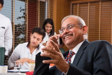 Ofiste çalışan Hintli iş adamları dizüstü bilgisayarlar, kağıtlar, toplantılar, sunumlar ve tartışmalar, iş konsepti