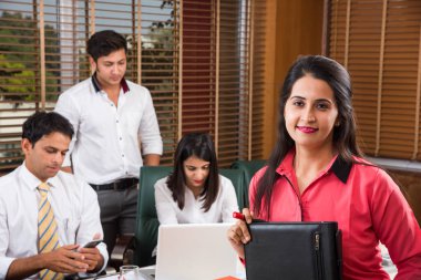 Ofiste çalışan iş adamları dizüstü bilgisayarlar, kağıtlar, toplantılar, sunumlar ve tartışmalar, iş konsepti