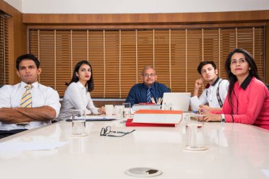 Ofiste çalışan Hintli iş adamları dizüstü bilgisayarlar, kağıtlar, toplantılar, sunumlar ve tartışmalar, iş konsepti