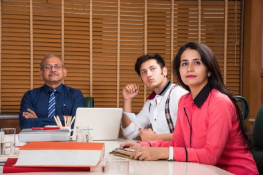 Ofiste çalışan insanlarla birlikte Hint İşletmeleri ya da Şirket kültürü. Laptop, kağıtlar, toplantılar ve tartışmalar ile kavram