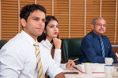 Ofiste çalışan Hintli iş adamları dizüstü bilgisayarlar, kağıtlar, toplantılar, sunumlar ve tartışmalar, iş konsepti