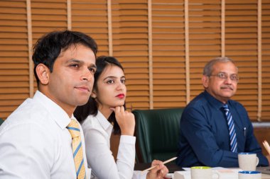 Ofiste çalışan Hintli iş adamları dizüstü bilgisayarlar, kağıtlar, toplantılar, sunumlar ve tartışmalar, iş konsepti