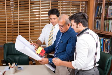 Hint ekibi bina modeli ve planı, ev, seçici odak ile tartışırken konut projesi mimar