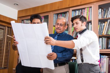 Hint ekibi bina modeli ve planı, ev, seçici odak ile tartışırken konut projesi mimar