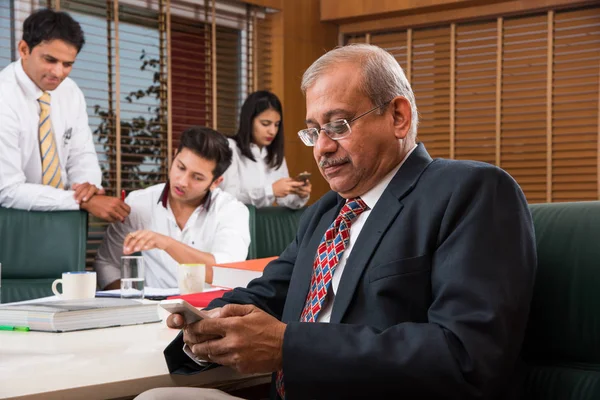 Ofiste çalışan Hintli iş adamları dizüstü bilgisayarlar, kağıtlar, toplantılar, sunumlar ve tartışmalar, iş konsepti