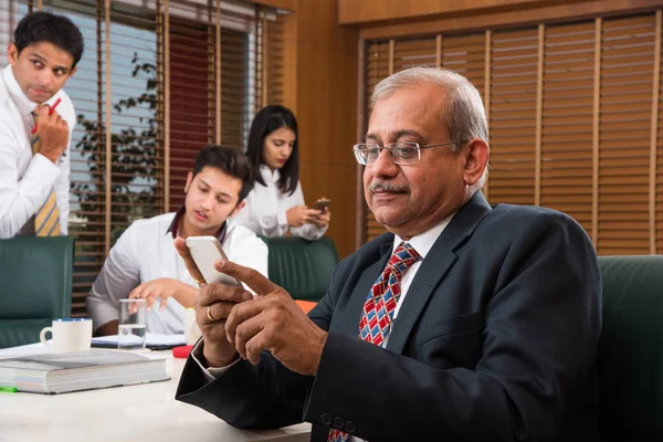 Ofiste çalışan Hintli iş adamları dizüstü bilgisayarlar, kağıtlar, toplantılar, sunumlar ve tartışmalar, iş konsepti